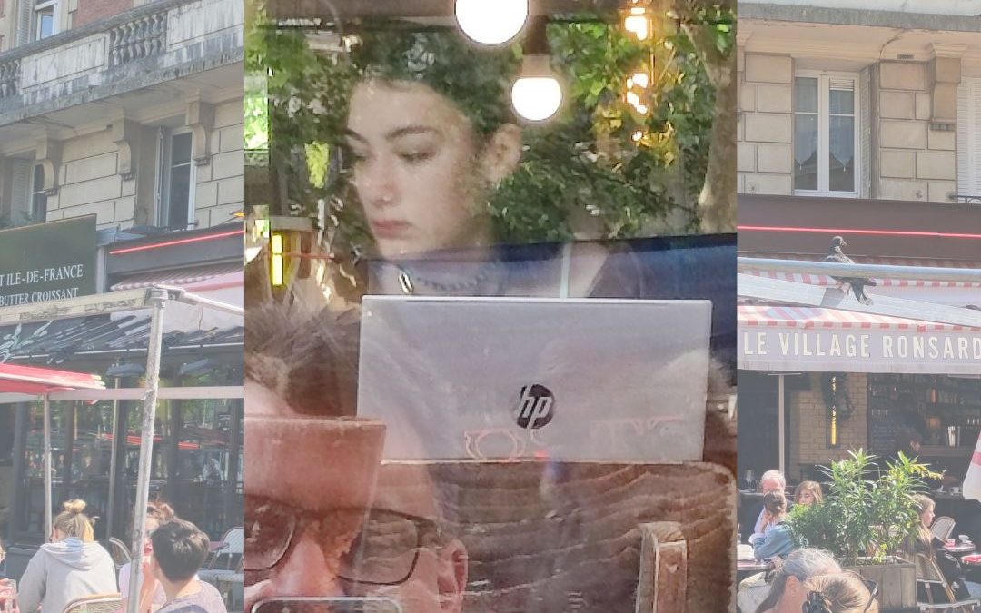 La hermosa mujer del alero hacia Buenos Aires en el café de París.